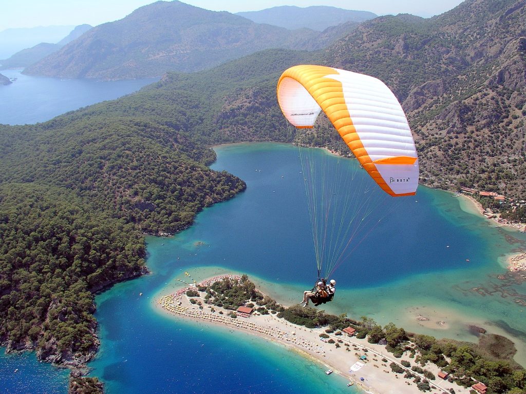 Ölüdeniz Yamaç Paraşütü Fiyat Ölüdeniz Yamaç Paraşütü Fiyatı Ölüdeniz, Muğla iline bağlı Fethiye ilçesine ait bir tatil beldesidir. Ölüdeniz, dünyaca ünlü bir plajı ve turkuaz renkli denizi ile bilinir. Ayrıca, Ölüdeniz'in çevresindeki Babadağ Dağ, yamaç paraşütü için popüler bir destinasyondur. Fethiye Ölüdeniz plajı manzarasını en iyi izlemenin en iyi yolu hiç şüphesiz Ölüdeniz yamaç paraşütü dür. Babadağ Dağı, Ölüdeniz'in hemen arkasında yükselen bir dağdır ve zirvesinden muazzam bir manzara sunar. Bu özellik, yamaç paraşütü tutkunları için eşsiz bir deneyim sunar. Babadağ'dan atlayan yamaç paraşütçüleri, Ölüdeniz'in eşsiz manzarası ve turkuaz renkli denizi eşliğinde serbestçe uçabilirler. Yamaç paraşütü, genellikle deneyimli eğitmenler eşliğinde gerçekleştirilir ve hayatınızın en unutulmaz anı Babadağ'ın zirvesinden başlar. Ölüdeniz'in ünlü Belcekız Plajı'na iniş yapmak, bu aktivitenin keyifli bir yönüdür. Eğer macera ve adrenalini seven birisiyseniz, Ölüdeniz'de yamaç paraşütü deneyimi yaşamanızı tavsiye ederiz. Ancak, bu tür aktiviteleri gerçekleştirmeden önce güvenilir yolu profesyonel pilotlar ile hizmete veren Butterfly Paragliding şirketini tercih etmenizdir. Ölüdeniz Yamaç Paraşütü yaz – kış hava şartlarına bağlı olarak yapılmaktadır. Paraşüt pistleri 1200-1700-1800-1970 metre de yer almaktadır. Ölüdeniz den hareket ile yaklaşık 30 dakika sonra uçuş yapılacak pistte ulaşır. Burada pilotların hazırlıkları sonrasında pilot ve yolcu pistten aşağıya doğru koşarak kalkış yapılmaktadır. Yamaç paraşütü yapmak için bayanlarda 80 kğ – erkeklerde ise 100 kğ üzerinde olmamanız gerekmektedir. Uçuş sonrası inişler Ölüdeniz plajına yapılmaktadır. Ölüdeniz Yamaç Paraşütü Fiyatı Ölüdeniz paraşüt fiyatı dönemsel olarak değişmektedir. Yamaç paraşütü fiyatlarına pist kullanım ücreti, siğorta, dağa çıkış ücreti dahildir. Gopro kamera foto video ve 360 derece panoramik fotoğraflar ise fiyata dahil değildir. Ölüdeniz Yamaç Paraşütü Fiyat